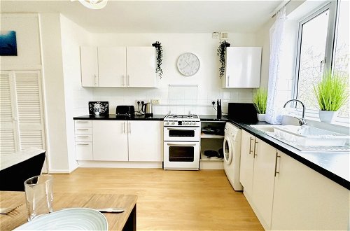 Foto 11 - Beautiful 3-bed Apartment With Driveway Parking