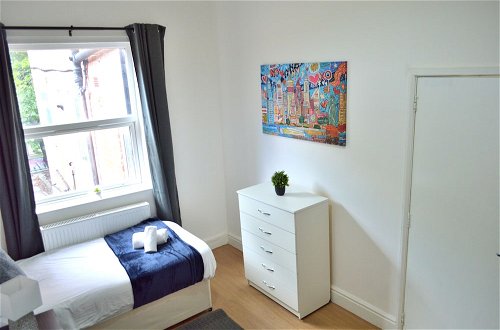 Foto 7 - Beautiful Two-bed Apartment With Driveway Parking