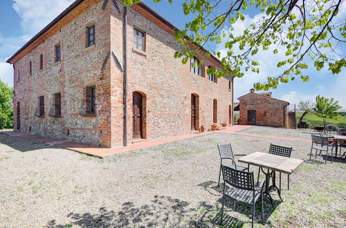 Photo 13 - Tuscan Farmhouse in Peccioli with Swimming Pool near Lakes