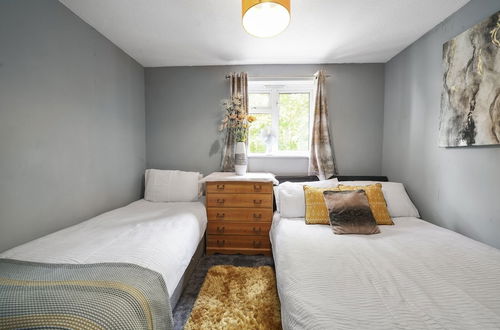 Photo 3 - Spacious 5-bed House in Aylesford