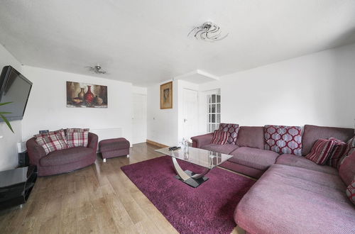 Photo 11 - Spacious 5-bed House in Aylesford