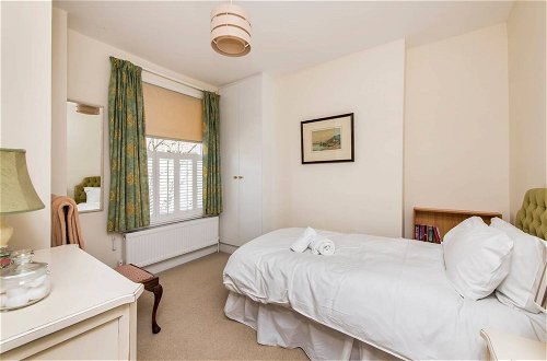 Photo 4 - Fabulously British 3 Bed House near Battersea Park