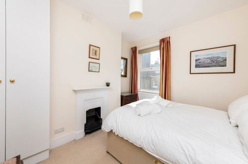 Photo 2 - Fabulously British 3 Bed House near Battersea Park