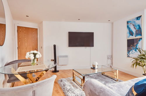 Photo 28 - Modern Leeds City Apartment