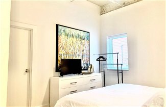 Foto 3 - A Friendly Staycation - Downtown Condo Close to City Amenities