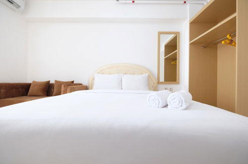 Foto 3 - Affordable Studio with Sofa Bed at Bassura City Apartment