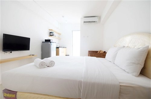 Foto 2 - Affordable Studio with Sofa Bed at Bassura City Apartment