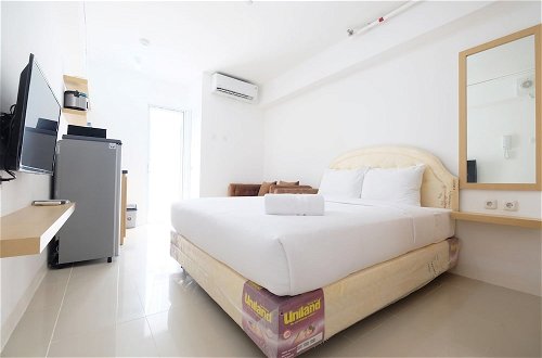 Foto 10 - Affordable Studio with Sofa Bed at Bassura City Apartment