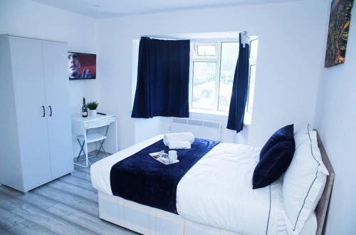 Photo 1 - Superb 1-bed Apartment in Harrow