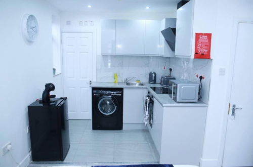 Foto 5 - Superb 1-bed Apartment in Harrow