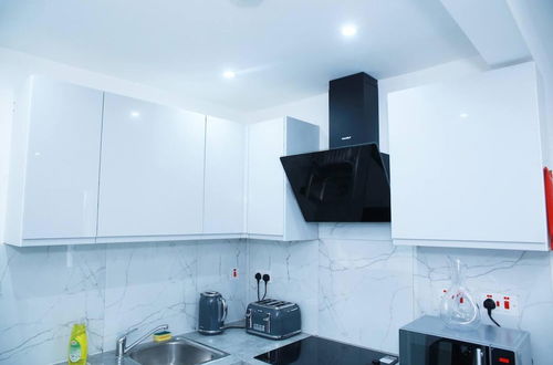 Foto 6 - Superb 1-bed Apartment in Harrow