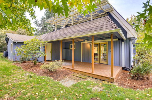 Foto 13 - Modern Oregon Getaway w/ Fireplace, Yard & Deck