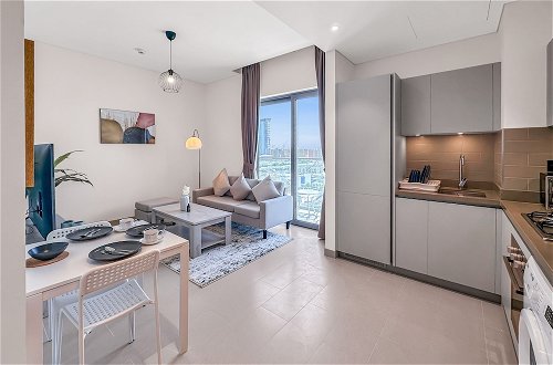 Photo 7 - Luxury StayCation - Elegant Apartment With Balcony and Large Pool
