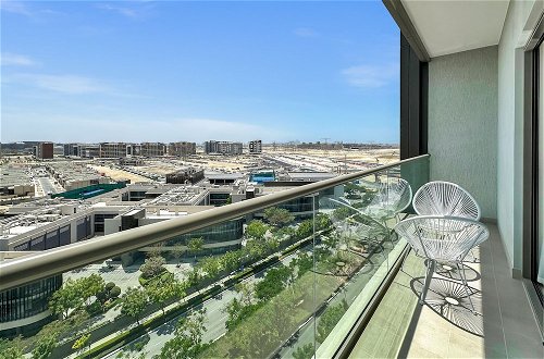 Photo 10 - Luxury StayCation - Elegant Apartment With Balcony and Large Pool