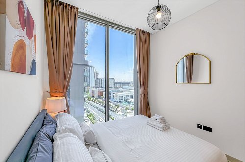 Photo 2 - Luxury StayCation - Elegant Apartment With Balcony and Large Pool