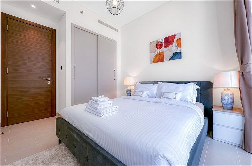 Photo 4 - Luxury StayCation - Elegant Apartment With Balcony and Large Pool
