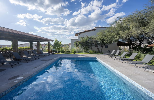 4BR Oasis with Pool & Gym at Nueva Escondida - Foto 23