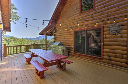 Foto 32 - Lovely Log Cabin + Bunkhouse w/ Views & Yard