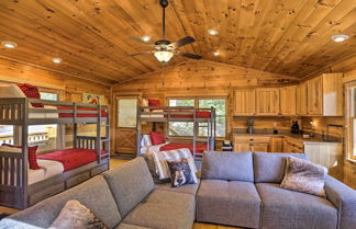 Foto 2 - Lovely Log Cabin + Bunkhouse w/ Views & Yard