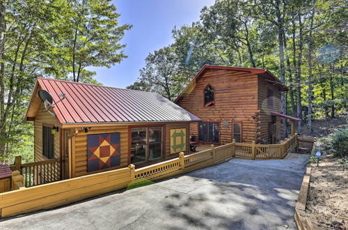 Foto 38 - Lovely Log Cabin + Bunkhouse w/ Views & Yard