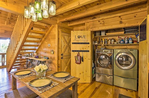 Foto 33 - Lovely Log Cabin + Bunkhouse w/ Views & Yard
