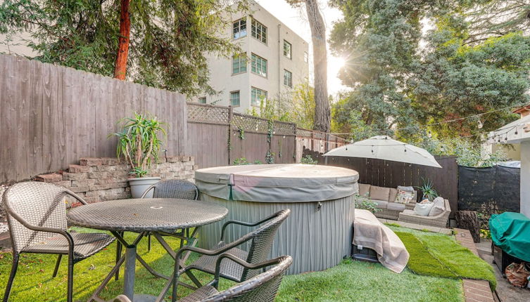 Foto 1 - Oakland Apartment w/ Shared Hidden Backyard Oasis