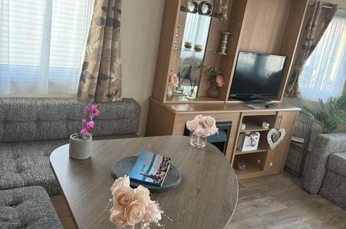 Photo 12 - Captivating 3-bed Static Caravan in Clacton-on-sea