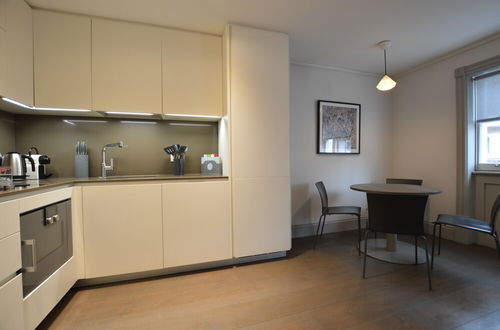 Photo 4 - Soho Luxury 1 Bedroom Apartment by Concept Apartments