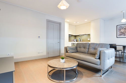 Photo 6 - Soho Luxury 1 Bedroom Apartment by Concept Apartments