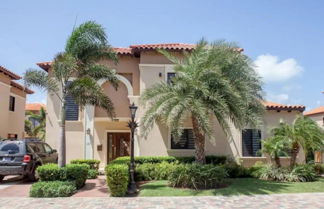 Photo 3 - Amazing 4br3 5BA Villa w Private Pool Goldcoast