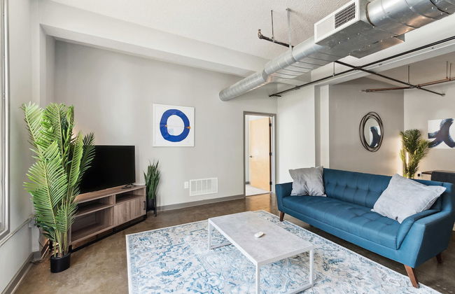 Spacious 2BR Downtown Retreat - Photo 39