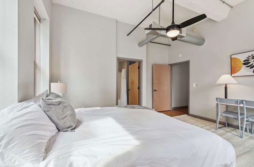 Foto 5 - Spacious 2BR Downtown Retreat