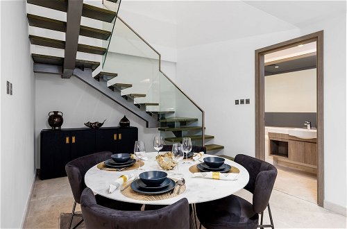 Photo 6 - Maison Privee - Exquisite Duplex with Private Patio & Loft Living