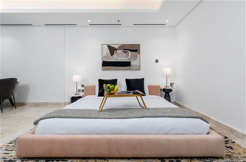 Photo 4 - Maison Privee - Exquisite Duplex with Private Patio & Loft Living
