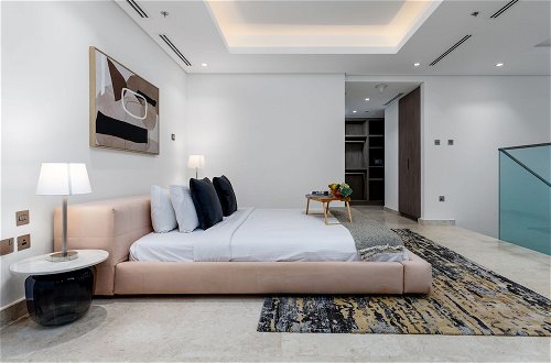 Photo 5 - Maison Privee - Exquisite Duplex with Private Patio & Loft Living