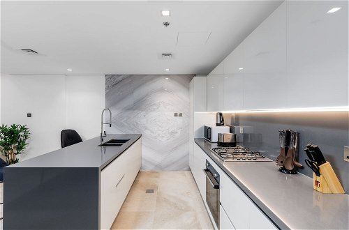 Photo 7 - Maison Privee - Exquisite Duplex with Private Patio & Loft Living