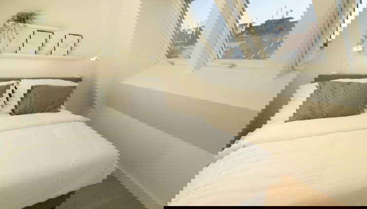 Foto 1 - Stylish & Modern Apartment