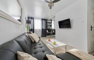 Foto 1 - Black & White Studio by Renters