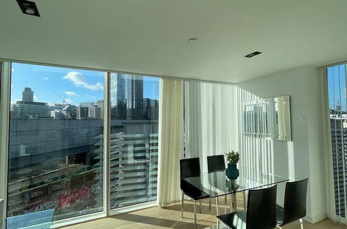 Foto 20 - Exquisite 2BD Flat w/ Balcony, Shoreditch