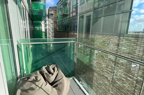 Photo 18 - Exquisite 2BD Flat w/ Balcony, Shoreditch