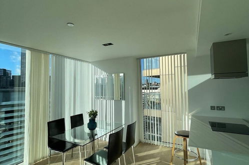 Photo 22 - Exquisite 2BD Flat w/ Balcony, Shoreditch