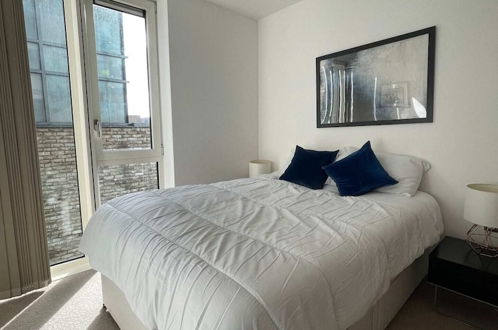 Photo 2 - Exquisite 2BD Flat w/ Balcony, Shoreditch