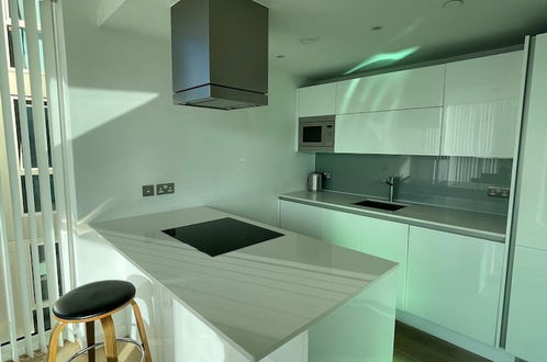 Photo 9 - Exquisite 2BD Flat w/ Balcony, Shoreditch