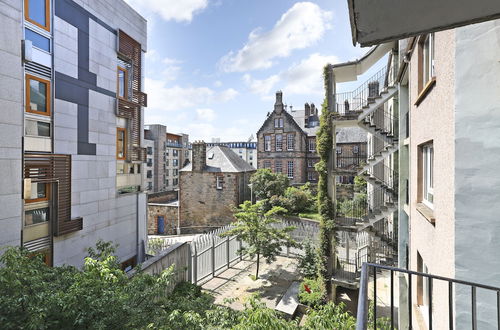 Photo 31 - JOIVY Contemporary Royal Mile Apartment W/Balcony