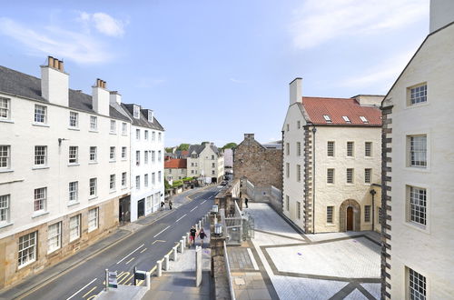 Photo 30 - JOIVY Contemporary Royal Mile Apartment W/Balcony