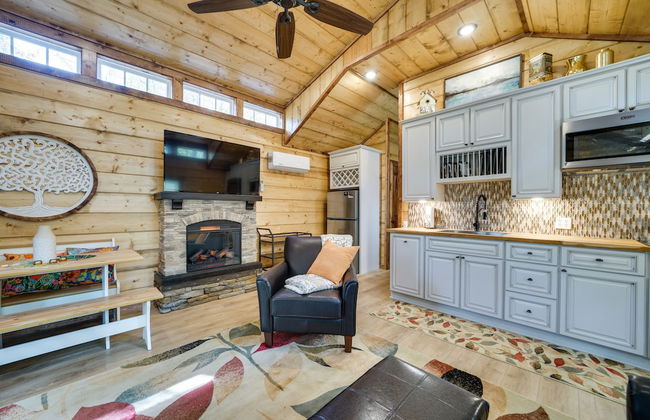 Hook, Line, & Sinker Retreat: Fireplace, Grill - Foto 22