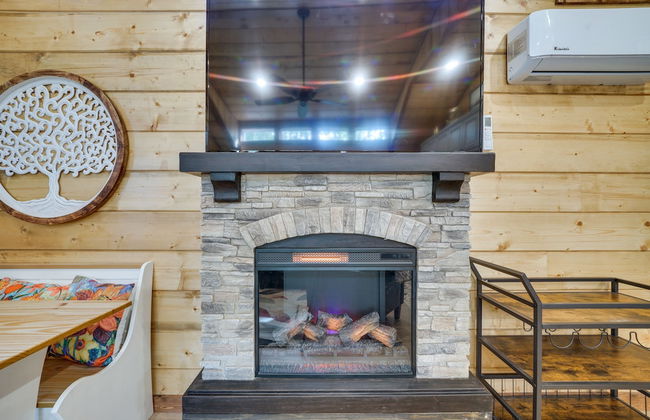 Hook, Line, & Sinker Retreat: Fireplace, Grill - Foto 6