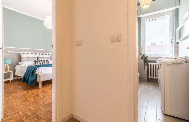 JOIVY Modern 1-Bed Flat W/Balcony - Photo 3