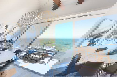 Foto 19 - Malibu Beach House Bliss by Avantstay Beachfront + Private Beach Access