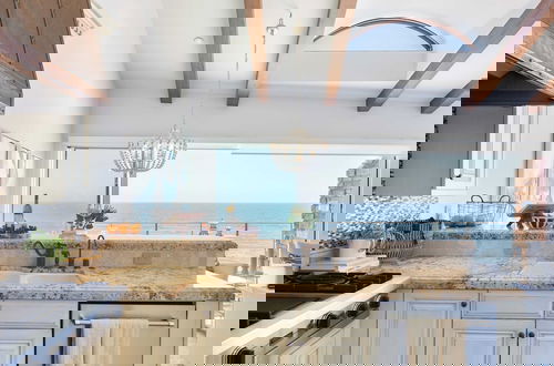 Foto 35 - Malibu Beach House Bliss by Avantstay Beachfront + Private Beach Access